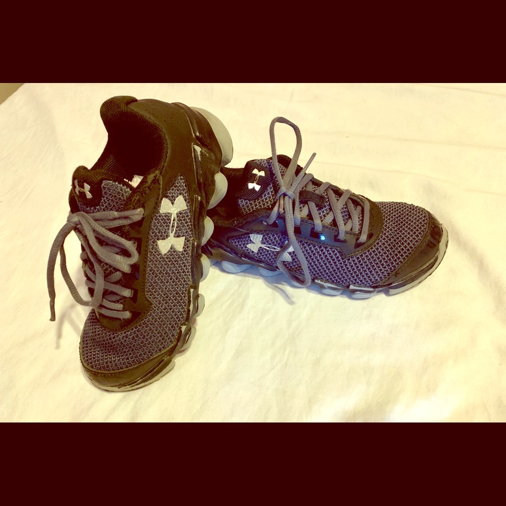 Boys under armour shoes Sz 1Y